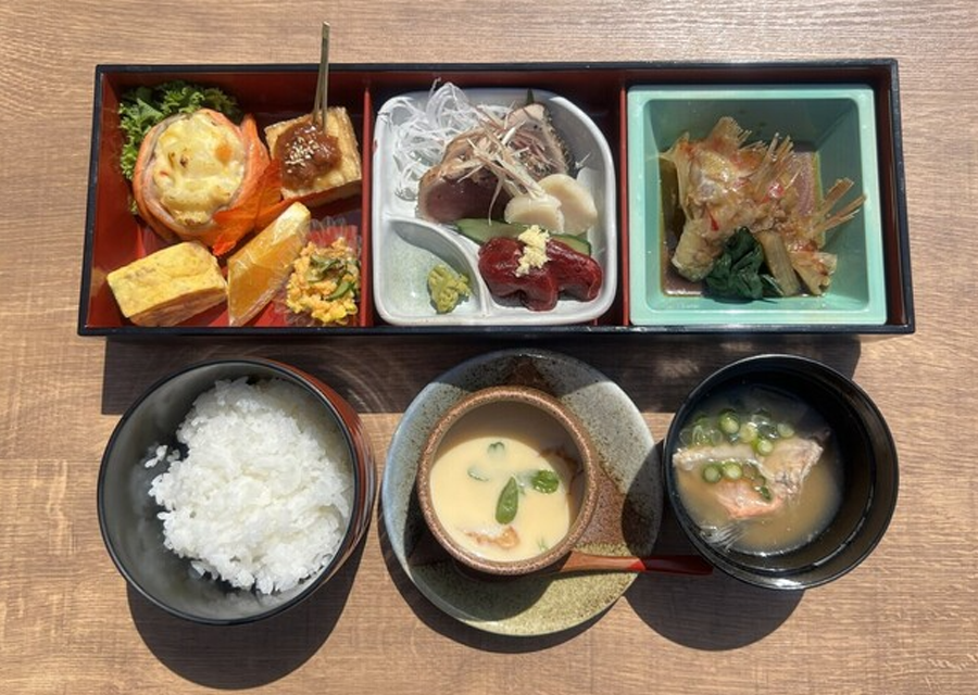 人気ランキング一位のメニュー。コスパ最高の刺身と海の幸のおかずがついたお弁当