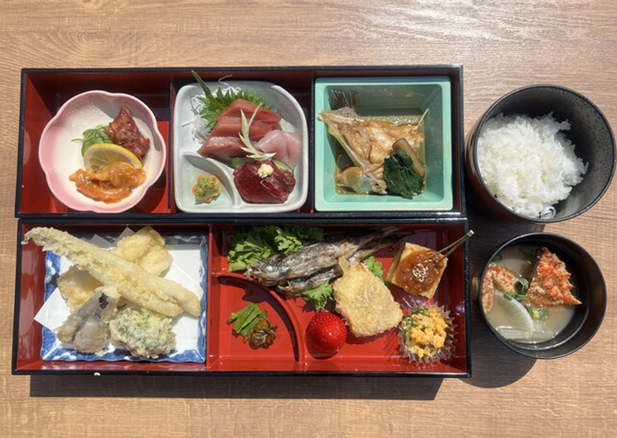 人気な松花堂弁当の贅沢ランチ。寿司からウニまで要望に合わせご提供