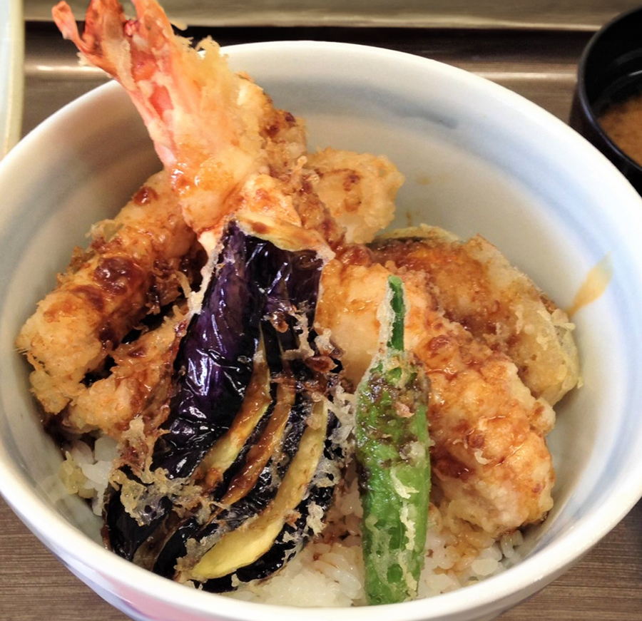 カップル・一人旅・家族旅行でも楽しめる具だくさんの天丼