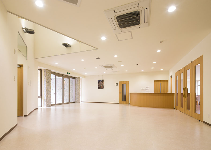 素泊まりから長期宿拍まで様々な受付を行うフロント